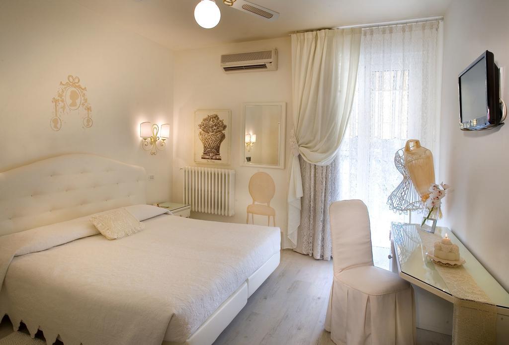 Hotel Serenella Сирмионе Стая снимка